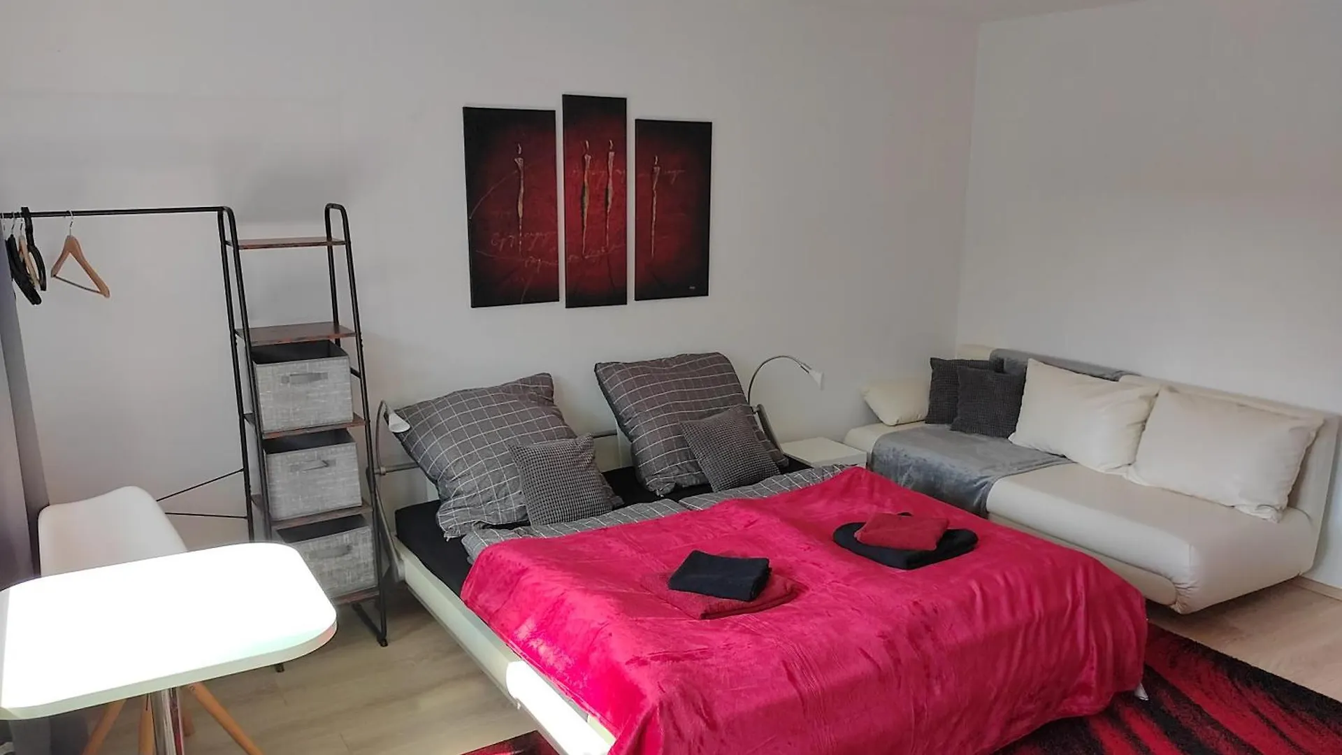 Kleines Apartment In Frankfurt Mit Eigenem Stellplatz In Messenaehe Frankfurt am Main Németország